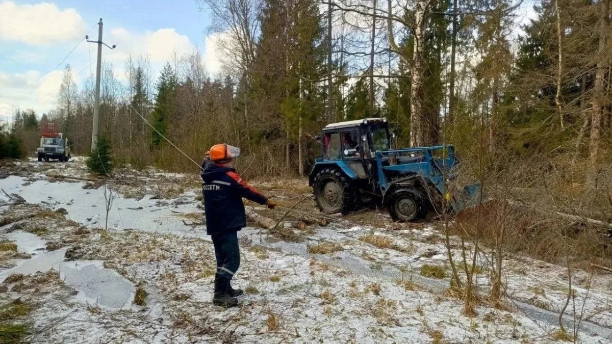 Энергетики бросили все силы на борьбу со стихией в Ярославской области