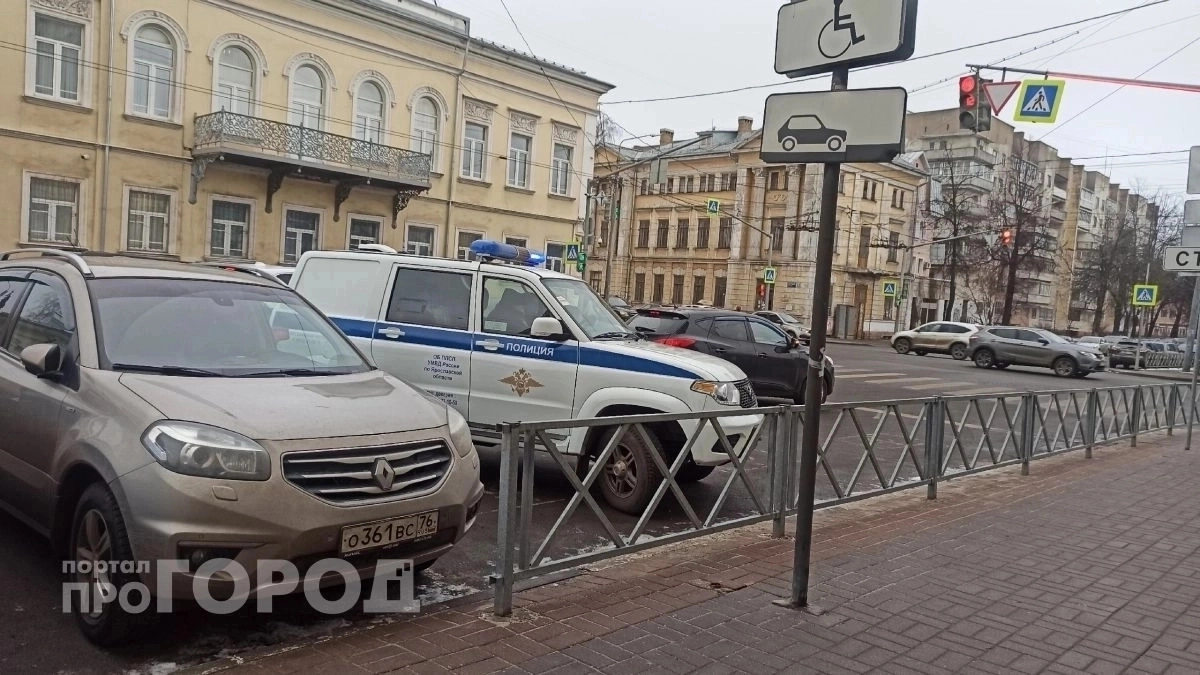 На улице Слепнёва мужчина выскочил из квартиры и угрожал электрику оружием за отключённый свет