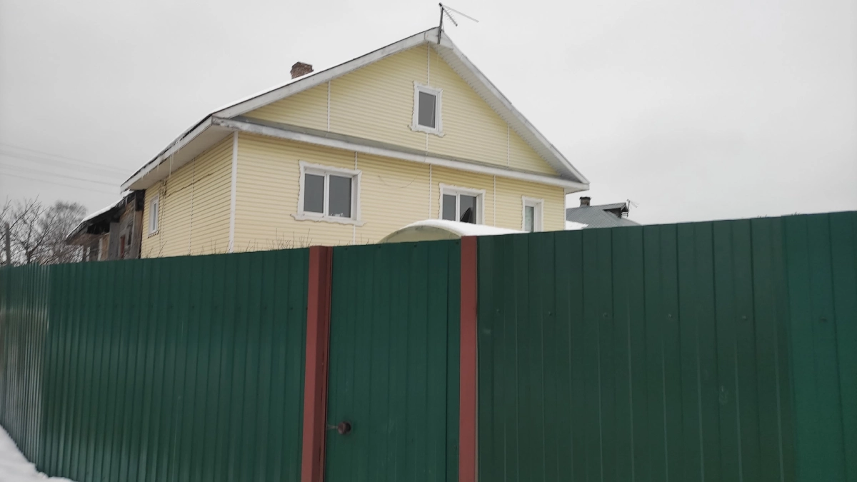 Безликие заборы - пережиток прошлого: 5 способов украсить ограждение и скрыть участок от глаз соседей