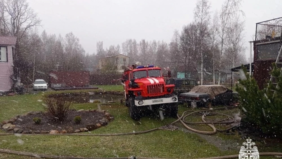 Пожар в деревне Андреевское повредил оба этажа дома, пострадал мужчина