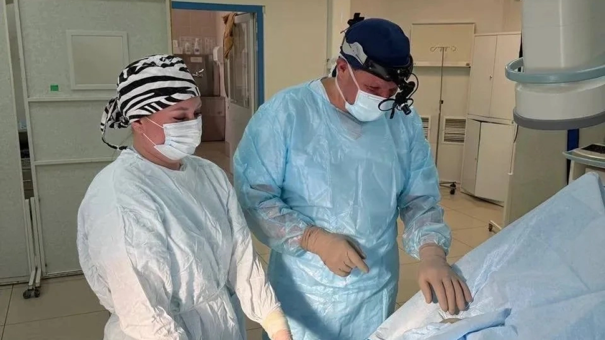 Ярославские хирурги помогли мужчине снова пользоваться рукой после рака почки и паралича 