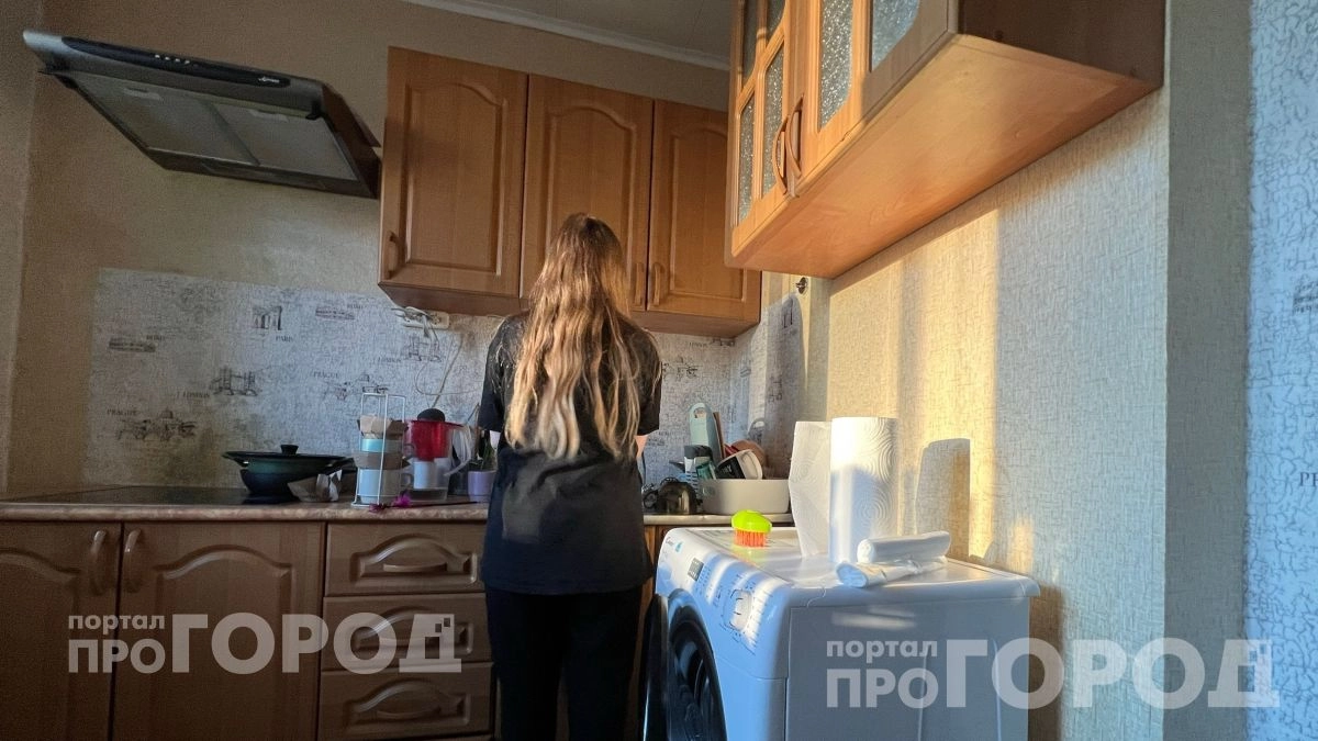 Хватит тереть шкафы химией: обычное растительное масло удаляет липкий жир и возвращает фасадам блеск