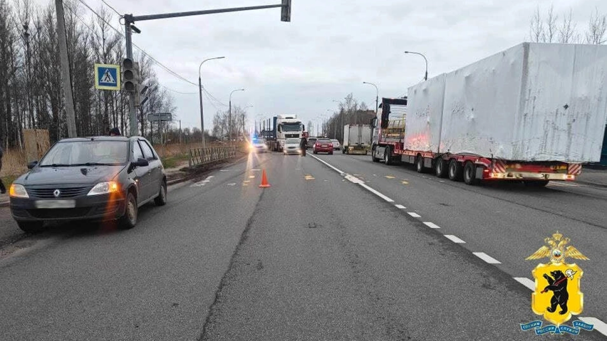 "Рено" не успевает затормозить и отправляет пенсионерку в больницу на окружной Ярославля