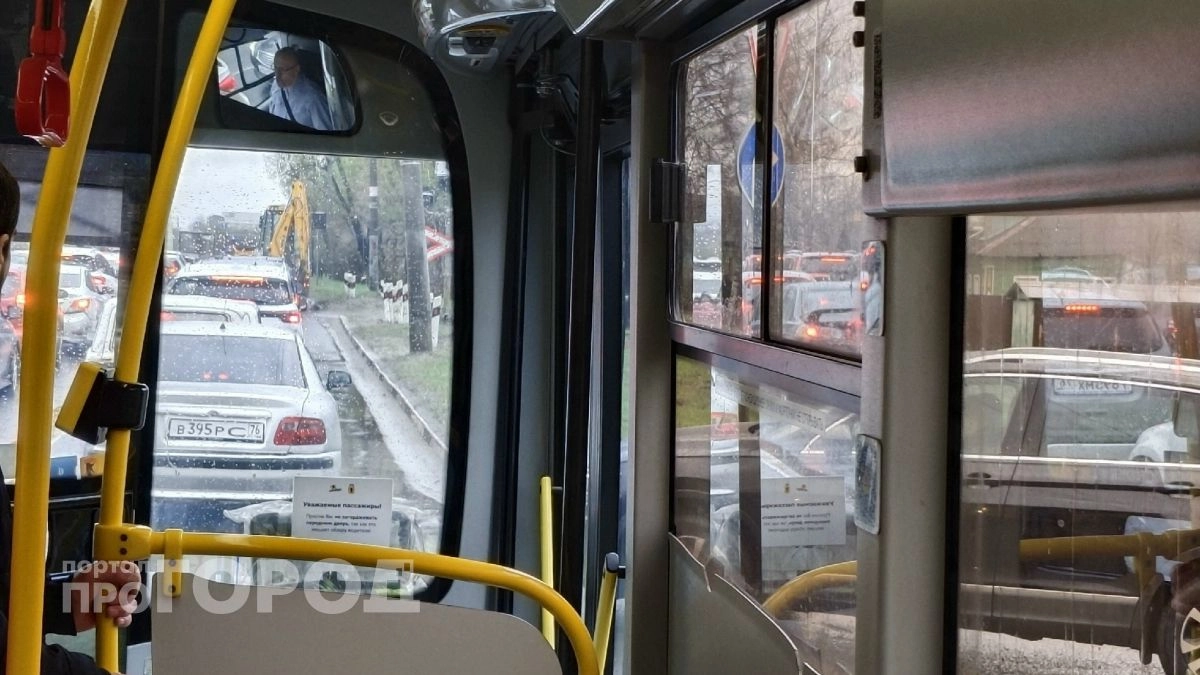 В мэрии объяснили, кто контролирует водителей, выезжающих на выделенную полосу на Авиаторов