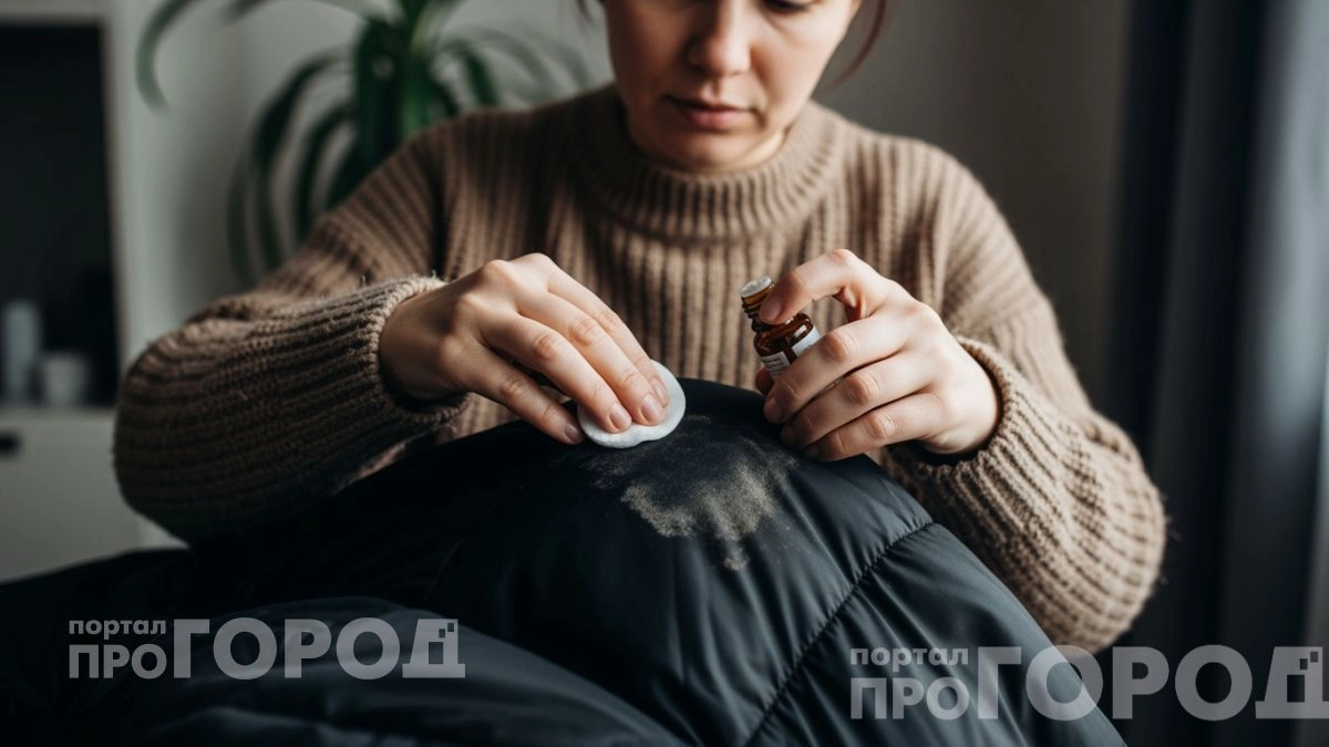 Хватит тратить деньги на химчистку: копеечное средство из аптеки вернет вашей кожанке вид новой за минуту