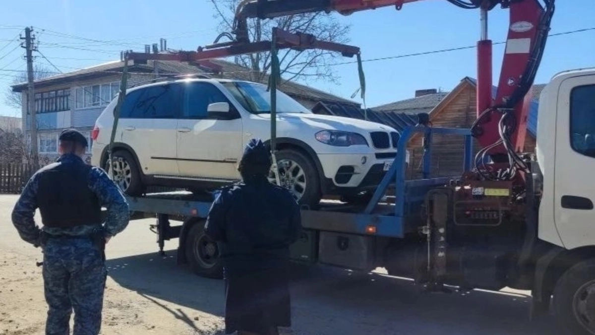 В Ярославской области женщина отправила мужа вместо себя к приставам — не ожидала, что потеряет элитную иномарку на 5 миллионов