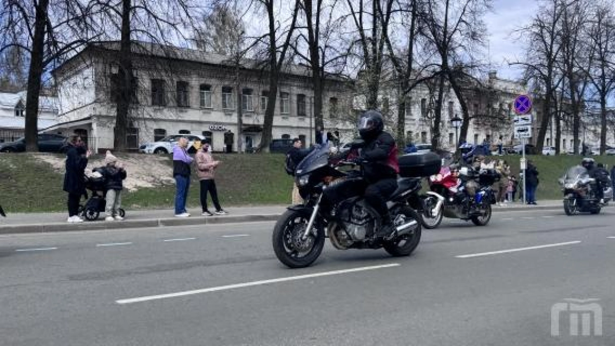 Сотни байкеров открыли мотосезон в Ярославле пробегом через три города