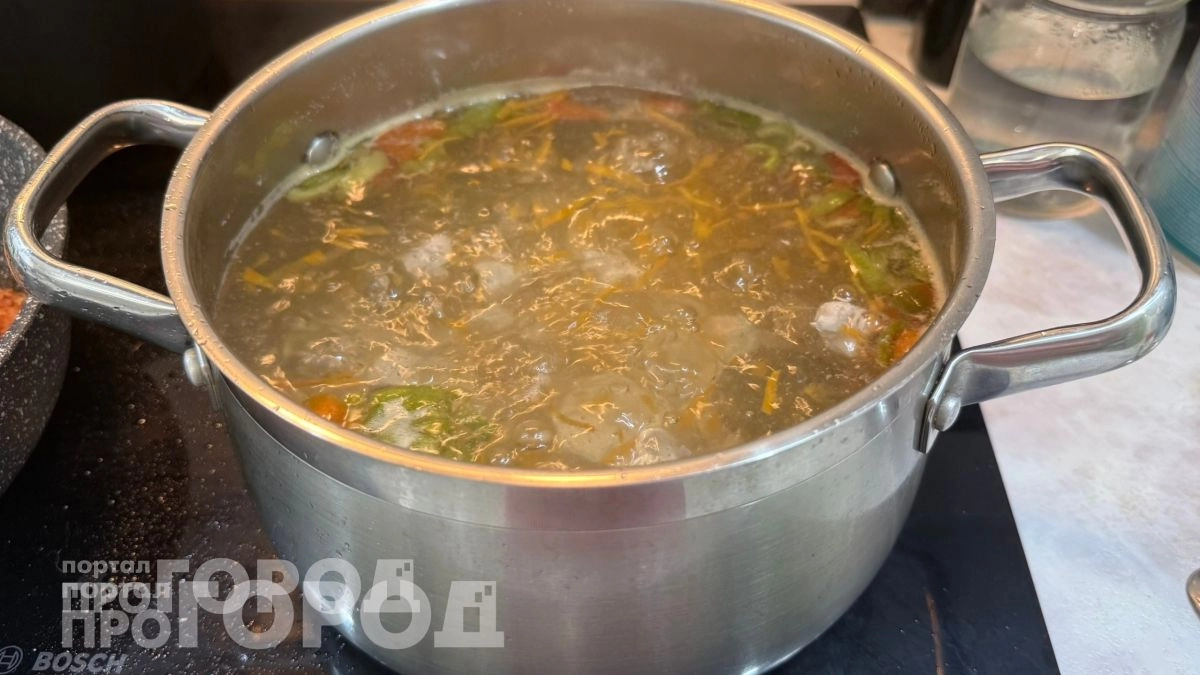 Хватит портить вкус куриного бульона этим популярным ингредиентом: рассказываю чем его лучше заменить