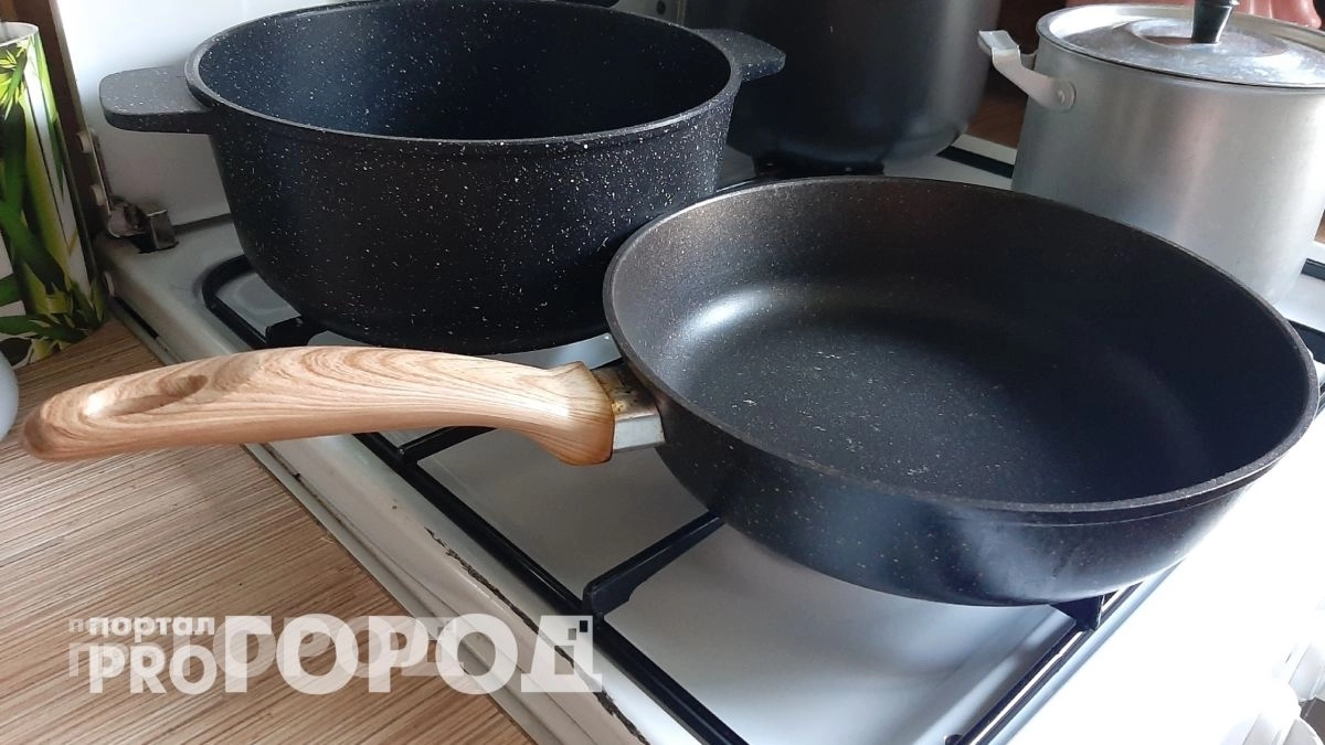 Больше не трачу деньги на дорогую бытовую химию: ресторанный метод очистки сковородок до блеска за минуту