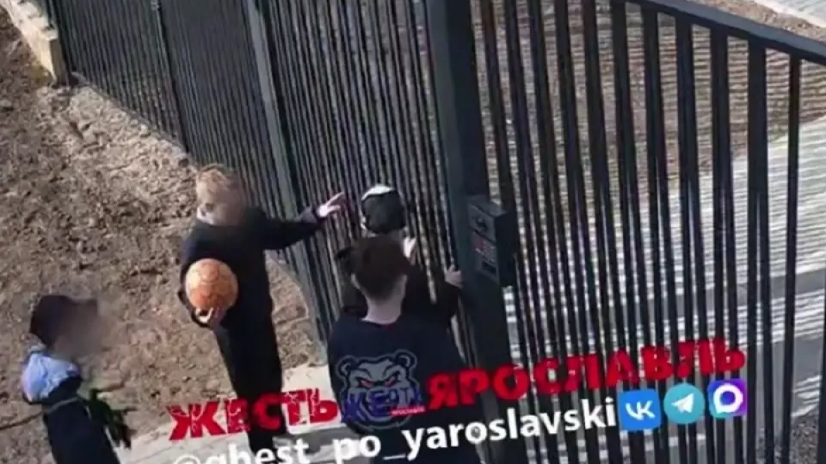 Подростки ломают качели и забор в ярославском ЖК — жильцы дали последний шанс