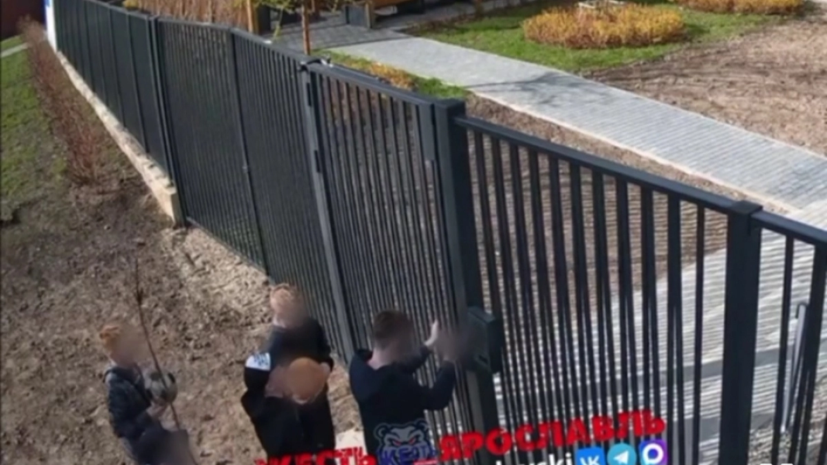 В Ярославле подростки месяцами разрушают двор закрытого ЖК