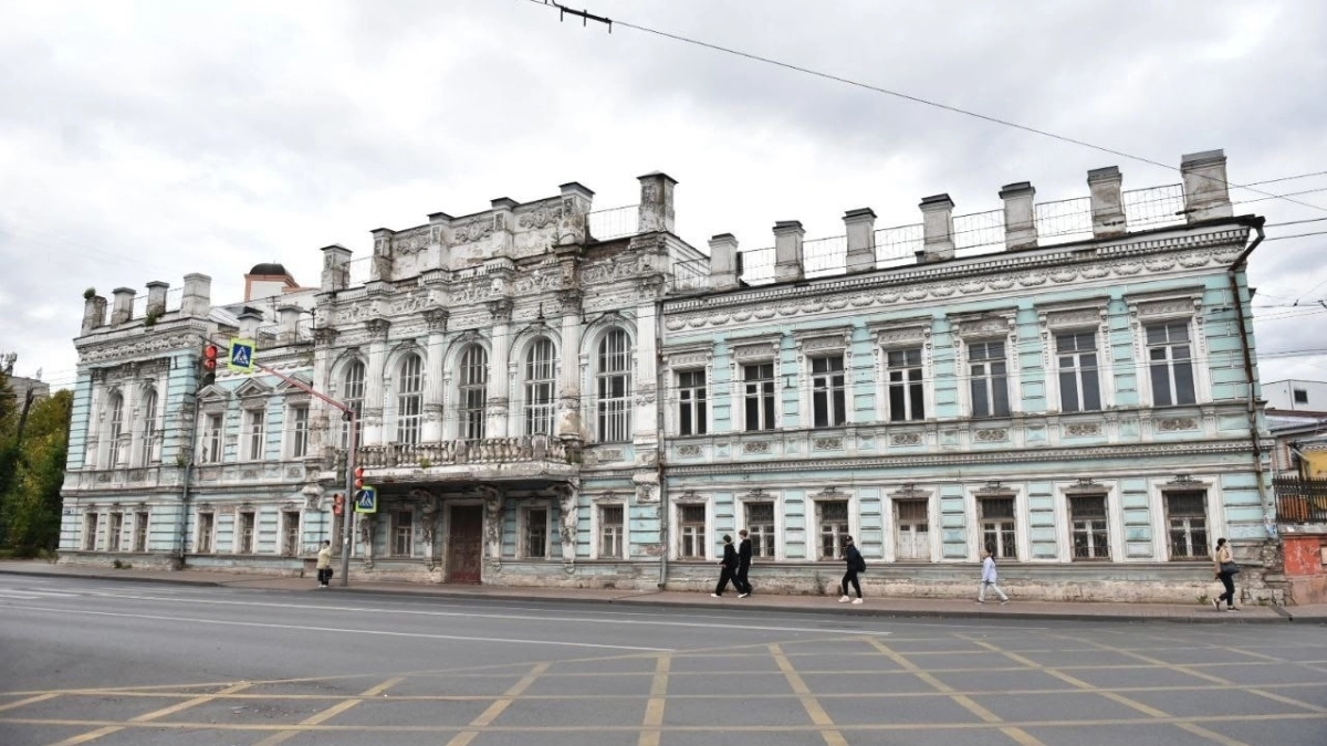 Собственнику «дома с атлантами» грозит изъятие памятника и штраф