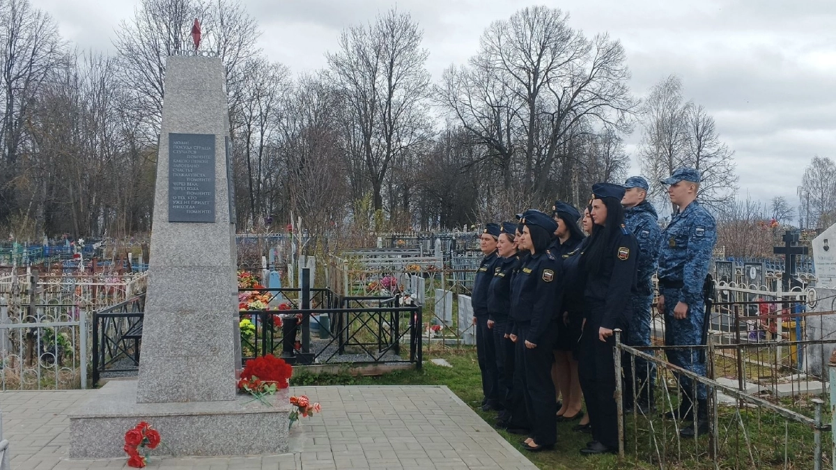 Ярославские приставы благоустроили мемориалы к 81-й годовщине Победы