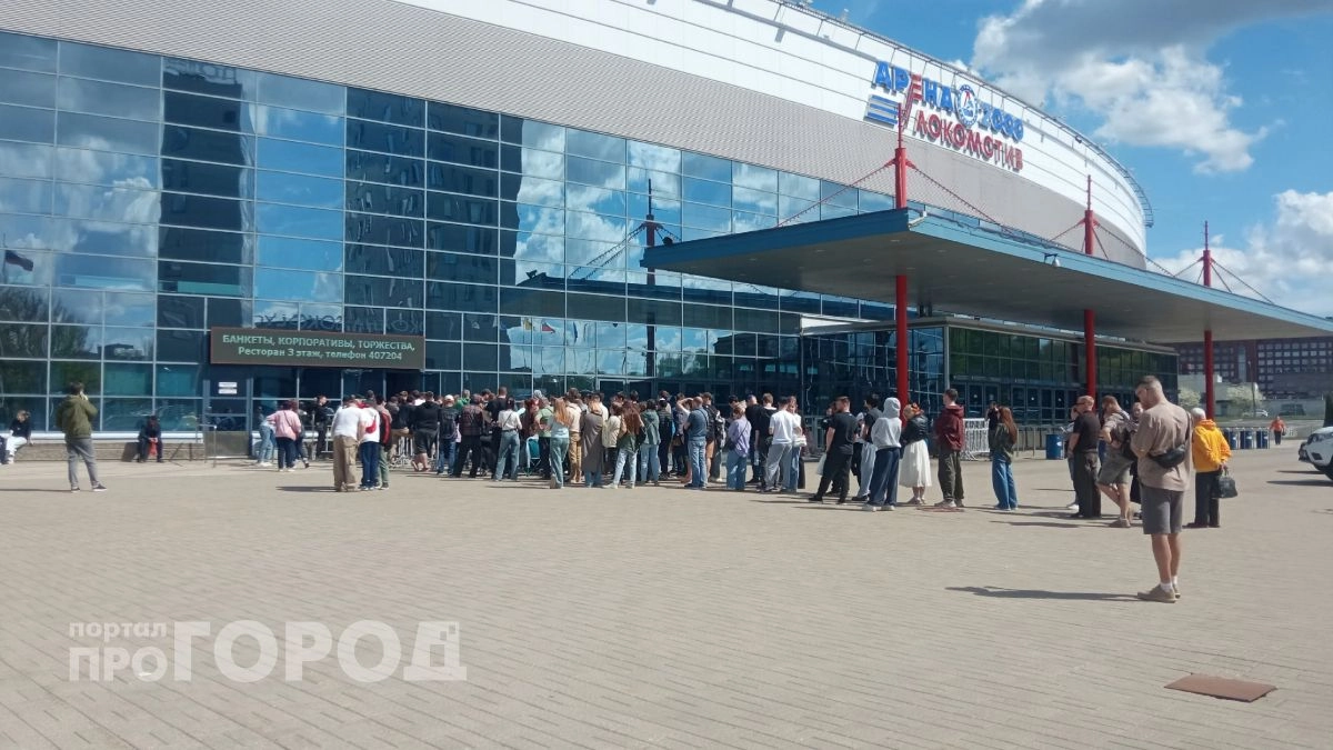Стулья у касс, онлайн‑очередь и перекупщики на Avito: ажиотаж вокруг билетов на матч “Локомотив” — “Авангард”