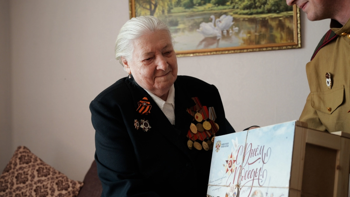 Помощник Президента Дмитрий Миронов направил ярославским ветеранам подарки и поздравил их с Днем Победы