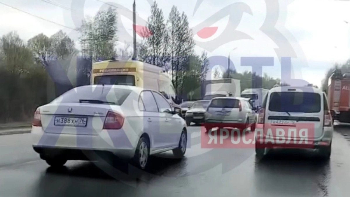  Тройное ДТП на окружной дороге спровоцировало утренние пробки в Ярославле