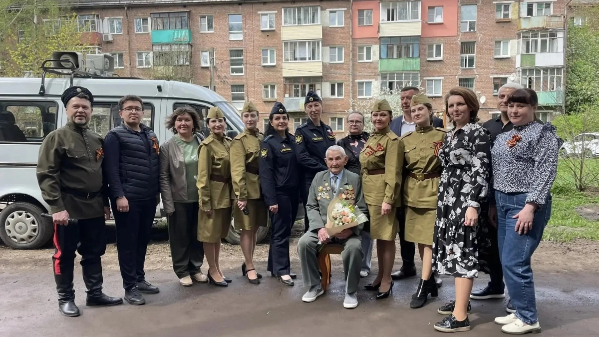 Ярославские приставы устроили вальс под окнами: 99-летний ветеран пустился в танец