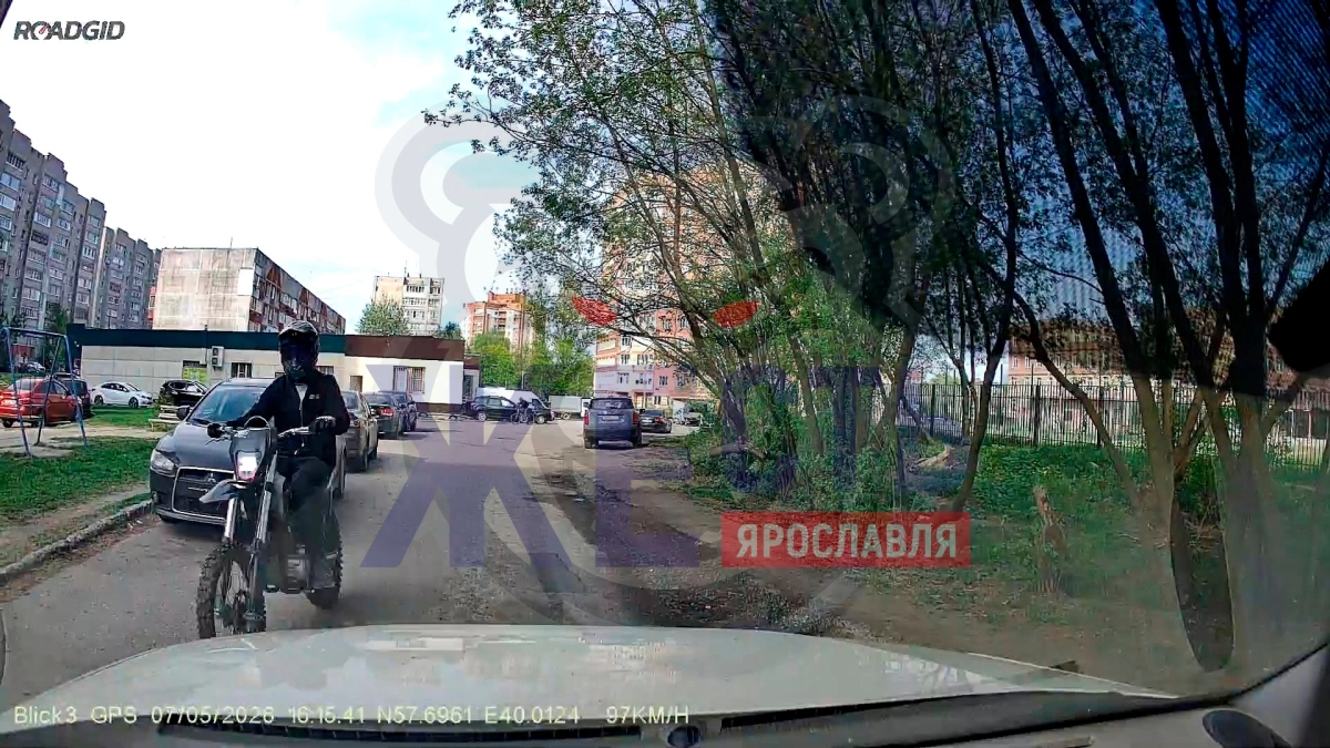 В Ярославле байкер кулаком "отредактировал" зеркало автомобиля