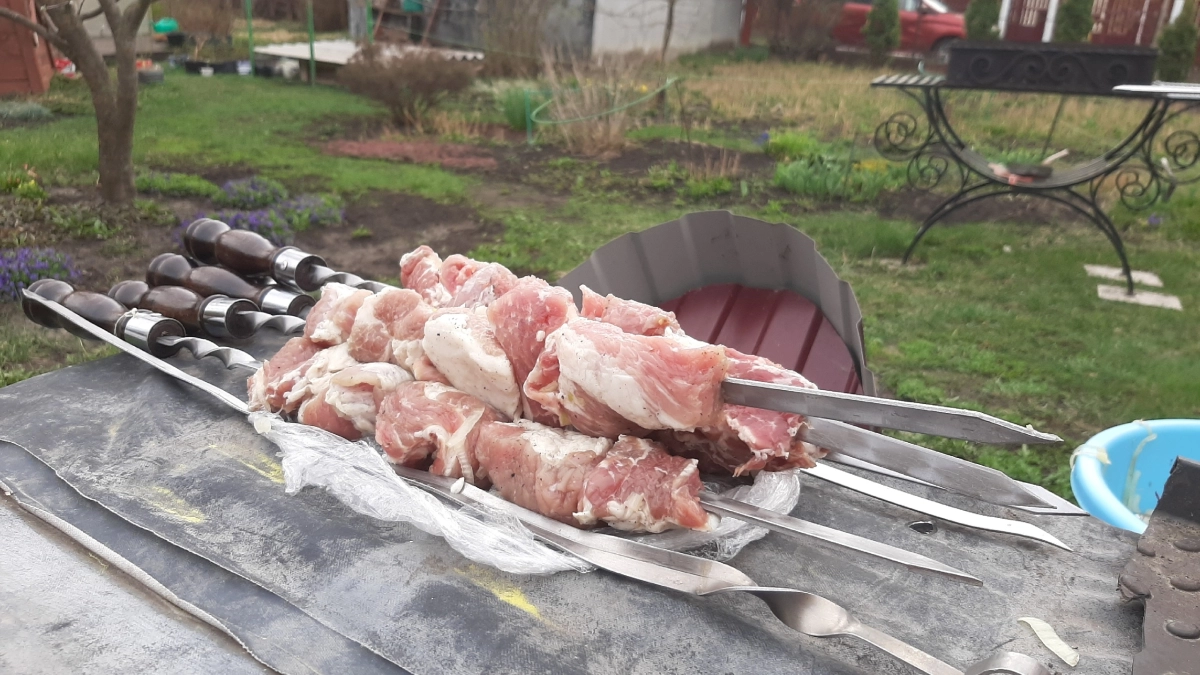 Шашлык больше не пригорает: придумал самоделку для мангала с контролем огня - друзья сразу переняли хитрость