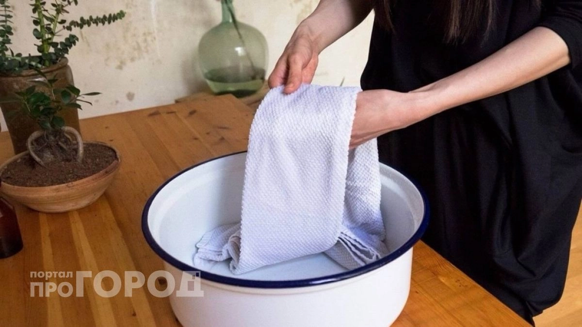 Больше никаких кастрюль на плите: два простых средства в тазу возвращают полотенцам первозданный вид