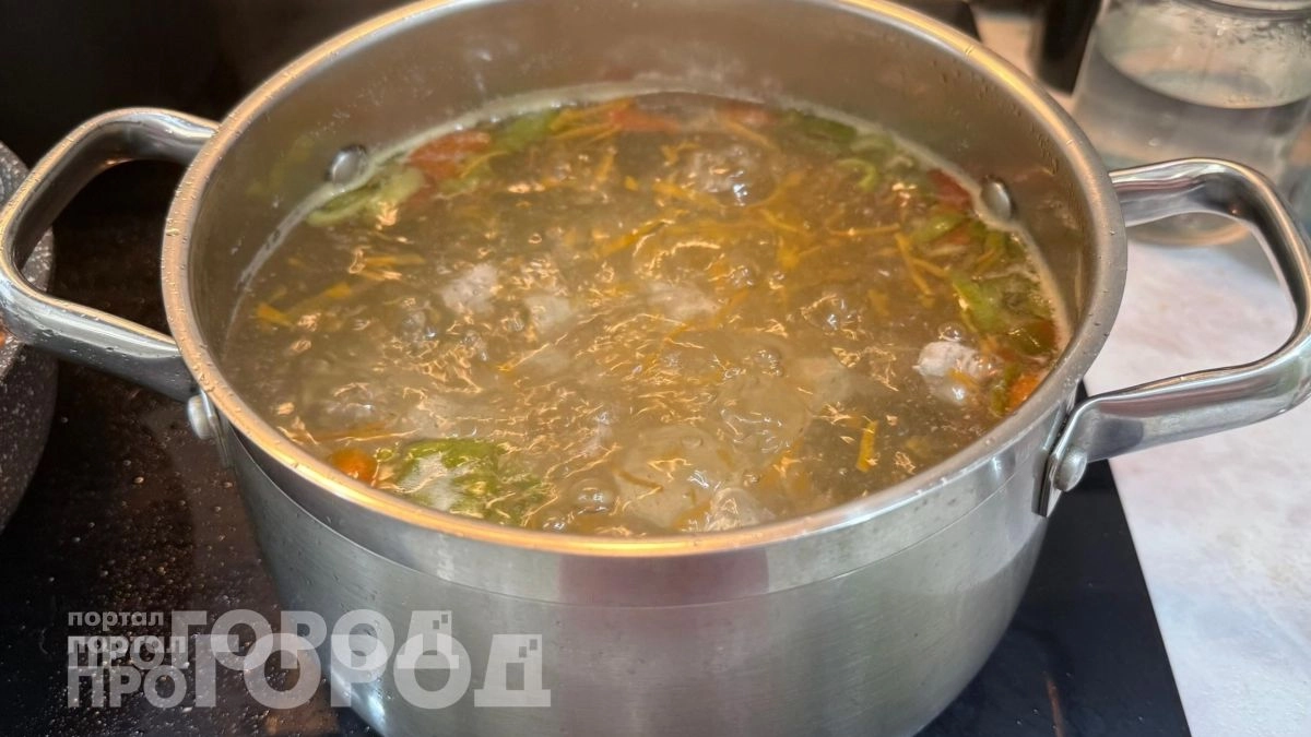 Выкиньте этот популярный овощ из кастрюли: он безвозвратно губит вкус супа, замените его на этот продукт