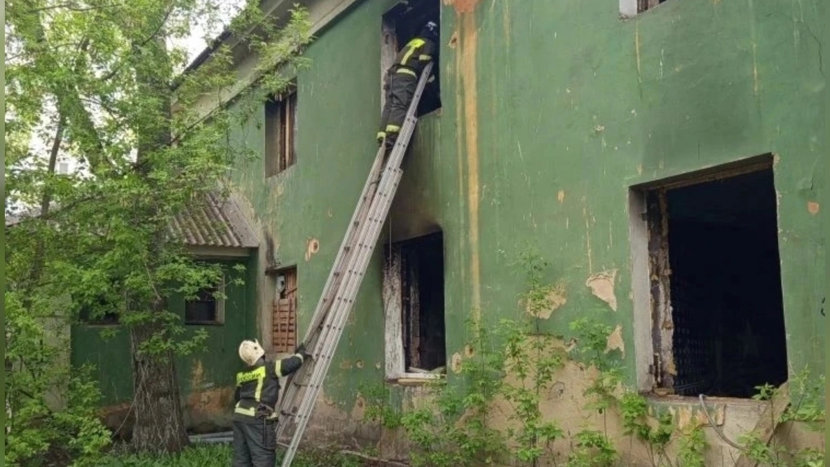 В Ярославле за два часа произошли два пожара в неэксплуатируемых зданиях
