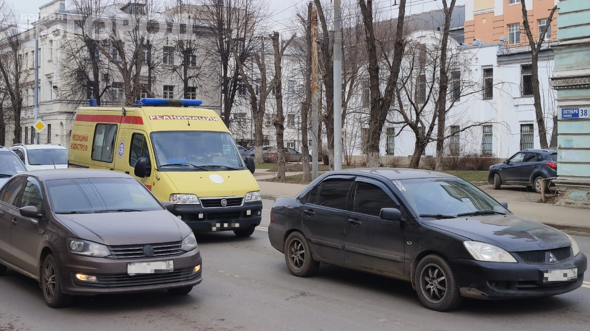 ГАИ поставила точку: что делать, если стоите на красном, а сзади скорая с мигалкой — рисковать штрафом или жизнью пациента