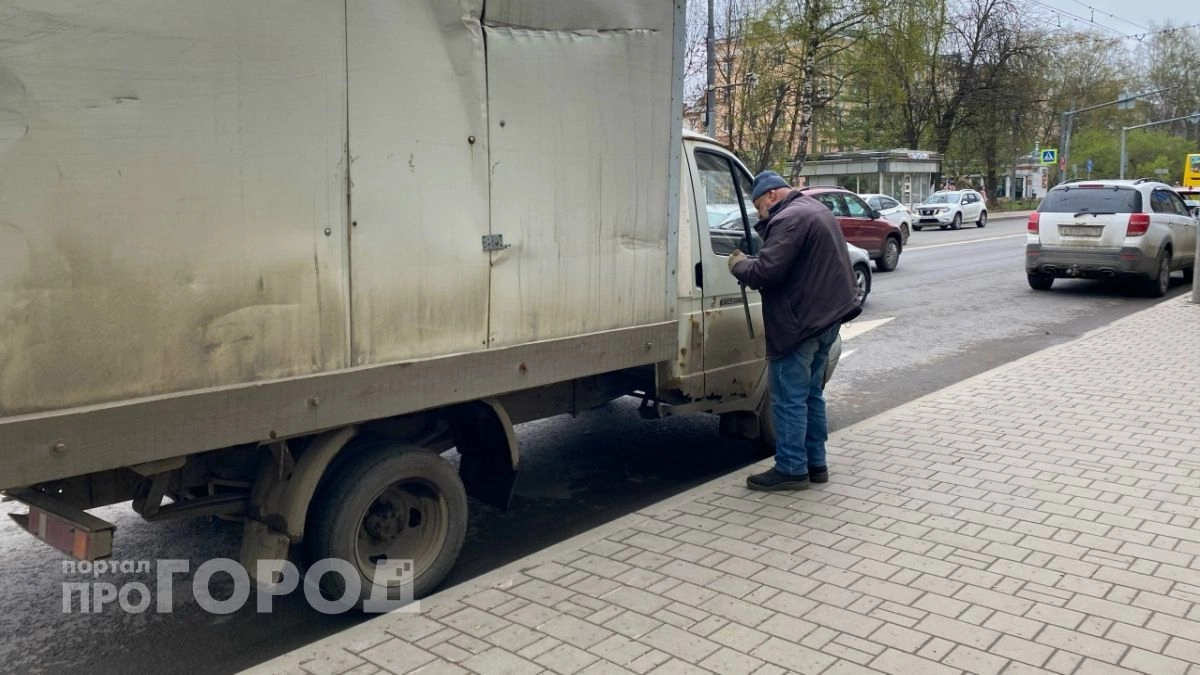 В Ярославской области дальнобойщик на заправке поднял чужую барсетку и забрал деньги: ему грозит срок