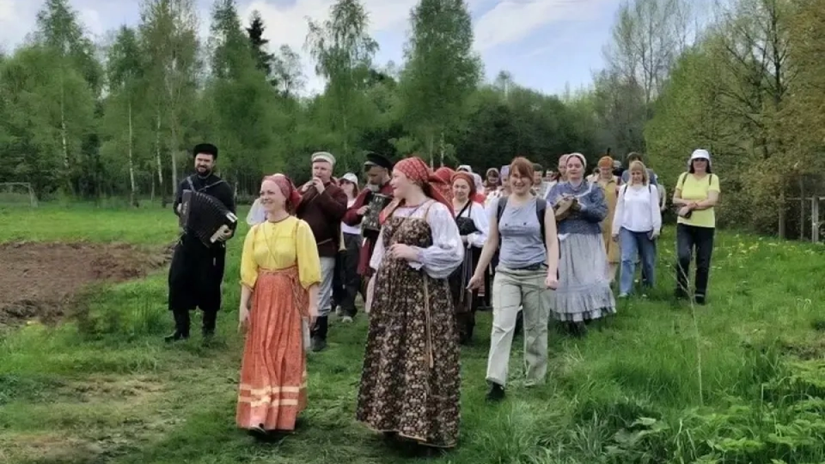 500 человек вручную засеяли лён на фестивале в Ярославской области