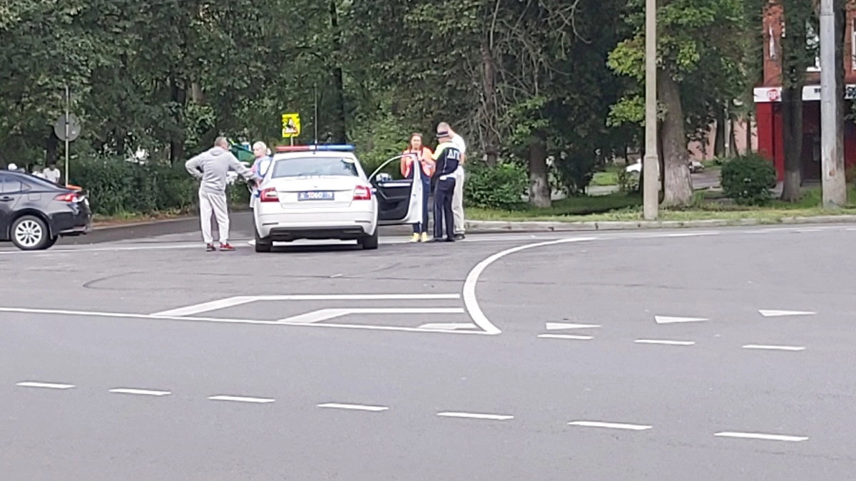 Инспекторы ГАИ начали штрафовать водителей старше 35 лет на 15 тыс рублей: всё дело в новой отметке в правах