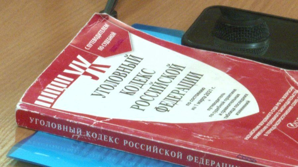 В Ярославле пьяный мужчина сорвал стяг с георгиевской лентой на мосту