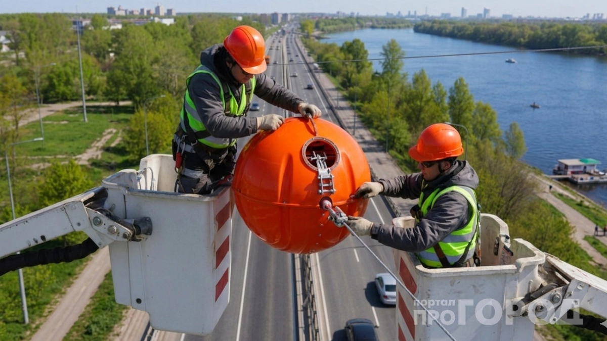 Водители принимают их за новые камеры ГАИ, но всё куда серьезнее: вот зачем на проводах стали вешать цветные шары