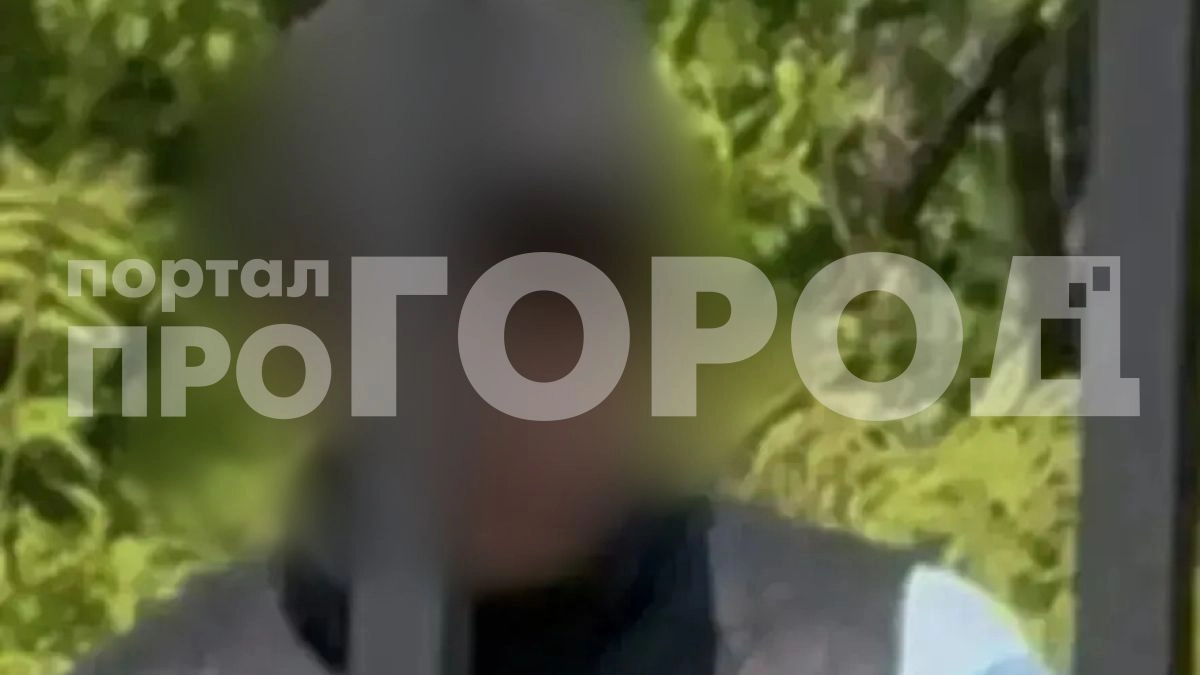 В школе №1 Кировского района Ярославля заметили неизвестного, снимавшего детей на телефон 