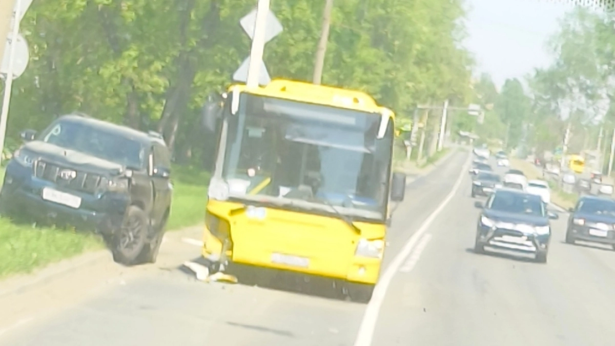 ДТП с автобусом произошло на выделенной полосе в Заволжском районе Ярославля