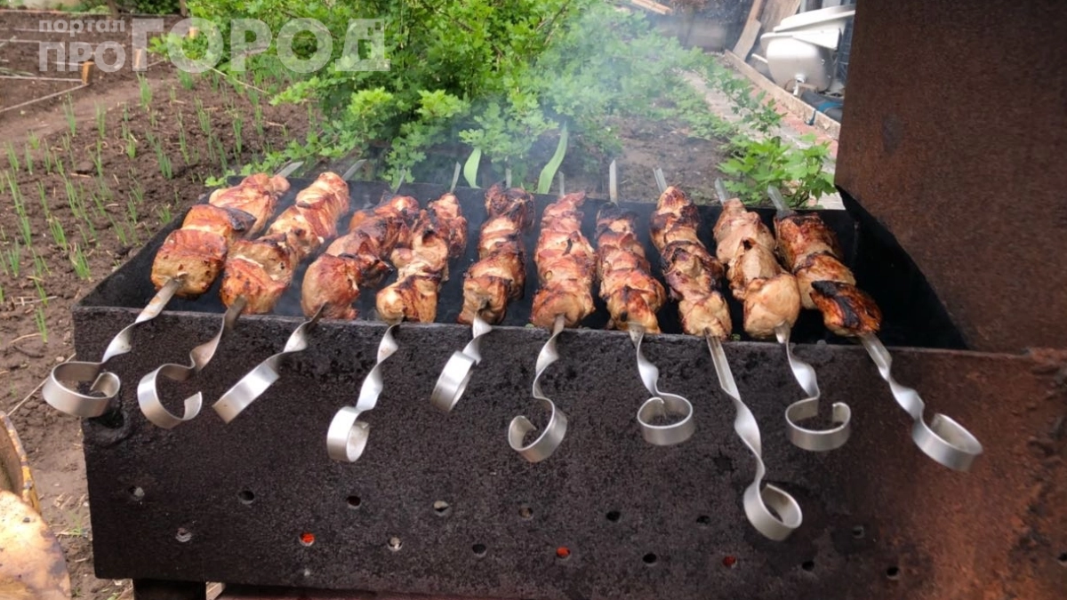 Забудьте про сухие куски — шашлык всегда сочный и нежный: 4 секретных рецепта от шефов