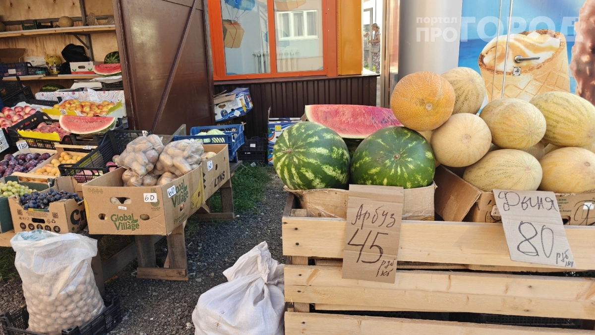 Если продавец начал делать это с арбузом — бегите без оглядки: вот почему лучше обойти такой товар стороной