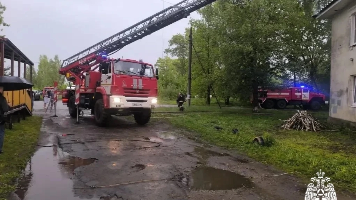  35 человек спасены из горящего дома в Рыбинске: пожар охватил кровлю многоэтажки