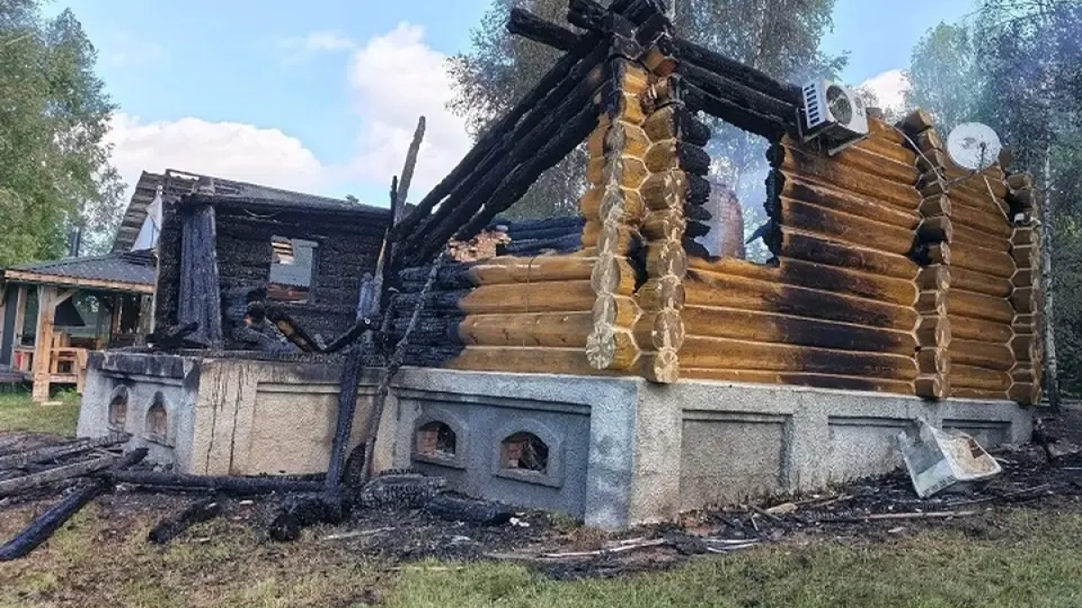 Под Угличем дом в 450 квадратов горел шесть часов из-за замыкания