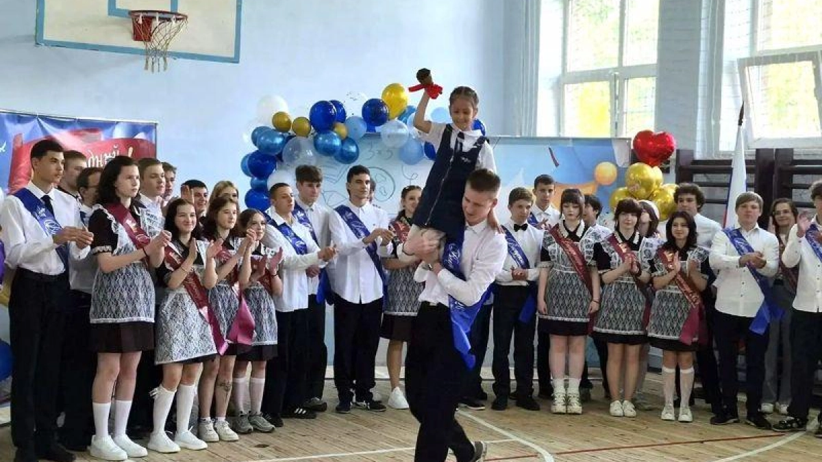 Последний звонок прозвучал для 20 тысяч выпускников Ярославской области