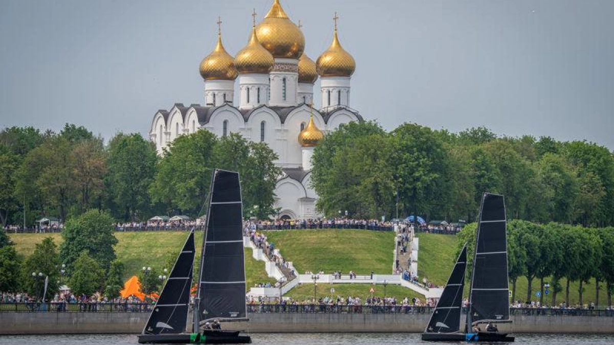 В Ярославле яхты «взлетают» над Волгой: регата на фойлах в центре города