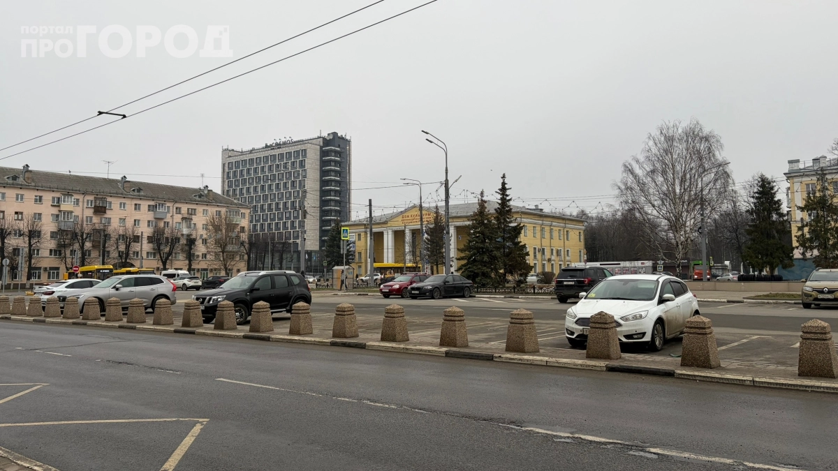 Колёса на асфальте, а машина — над тротуаром: нарушает ли ПДД парковка «на грани»