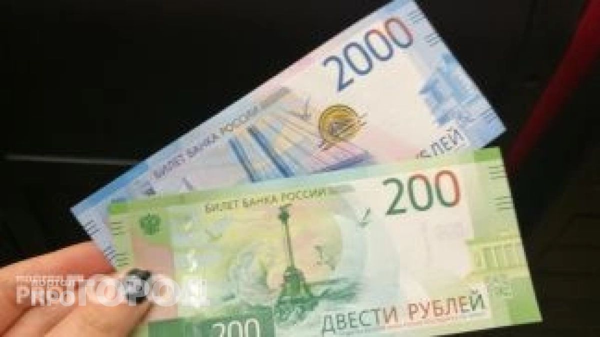 Эти банкноты теперь просто бумажки: банк не примет, в магазине засмеют
