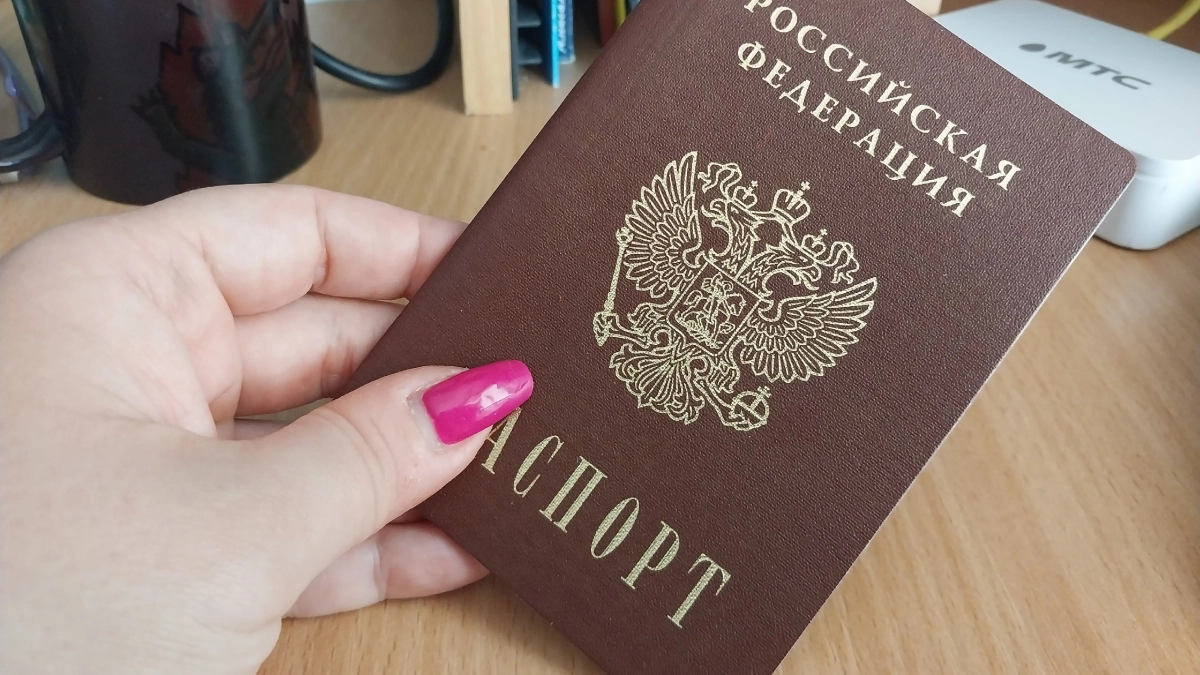 Паспорта россиян "похудеют" на 1 страницу: вот что исчезнет из документа с 2027 года