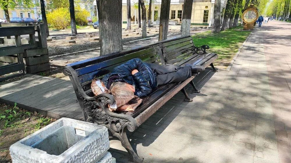 Ярославль вернул запрет лежать на лавочках — теперь и гирлянды под запретом