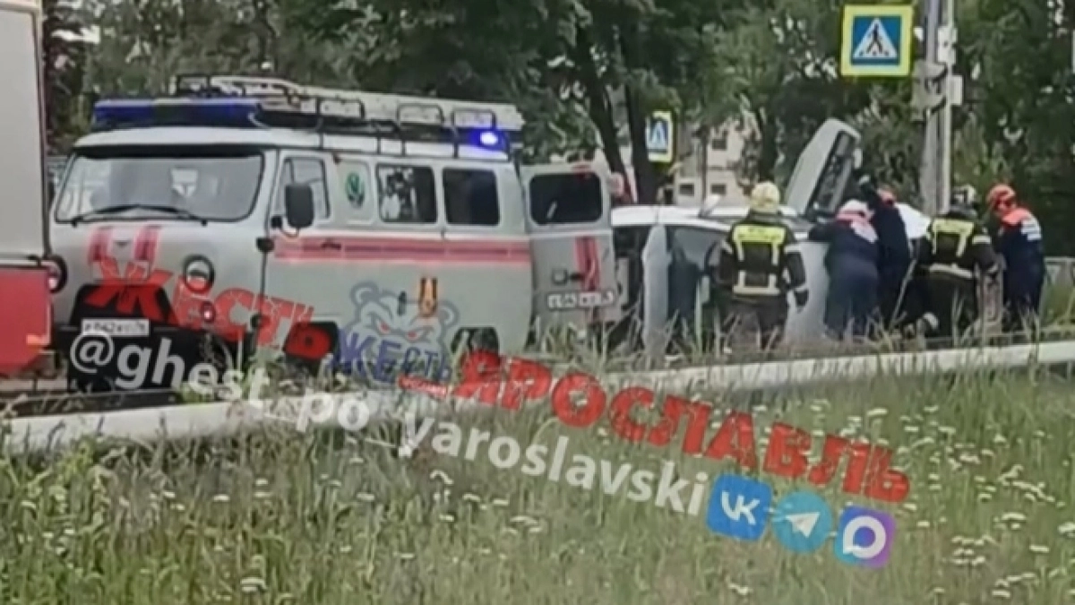 Машина перевернулась на проспекте Дзержинского: водитель не пострадал