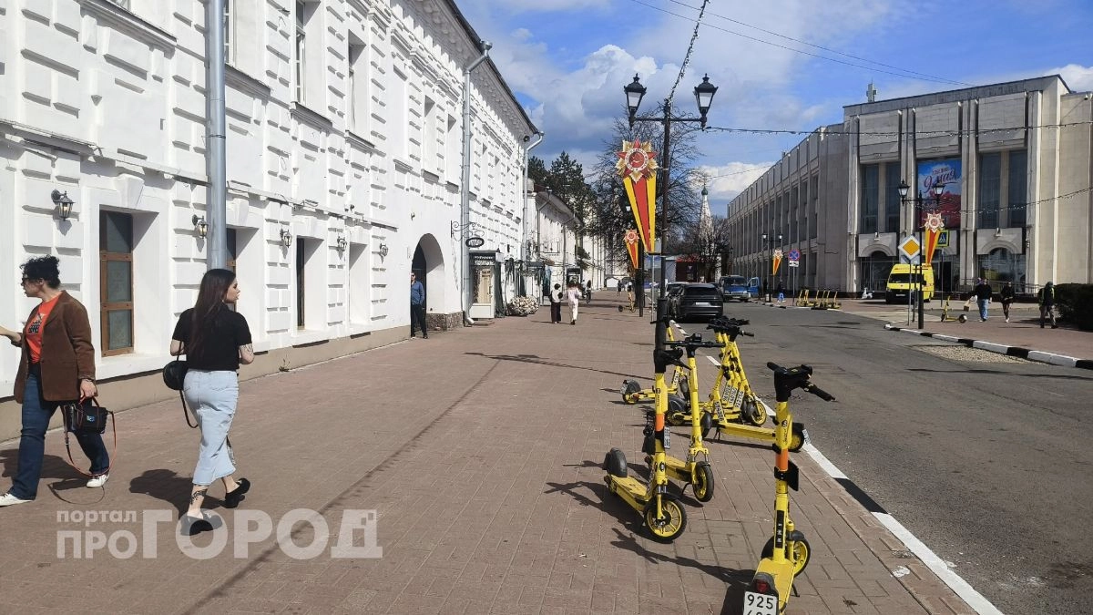Ярославский самокатчик обогнал служебную машину в суде и выбил 800 тысяч
