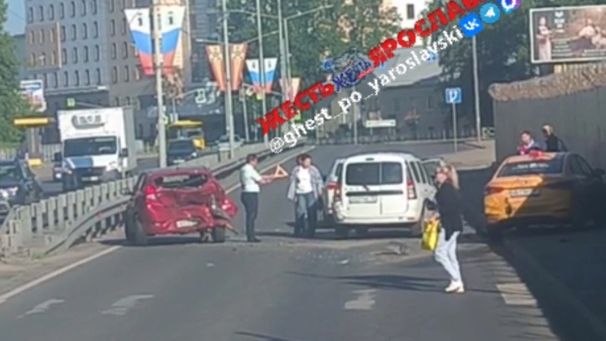 Тройное ДТП и рухнувший столб устроили ярославцам тест на терпение