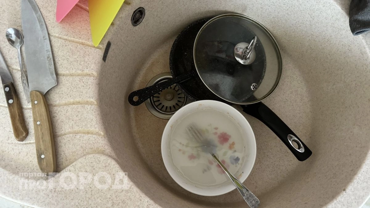 Перестала мыть сковороду средством - одна столовая ложка этого продукта убирает жир за секунды