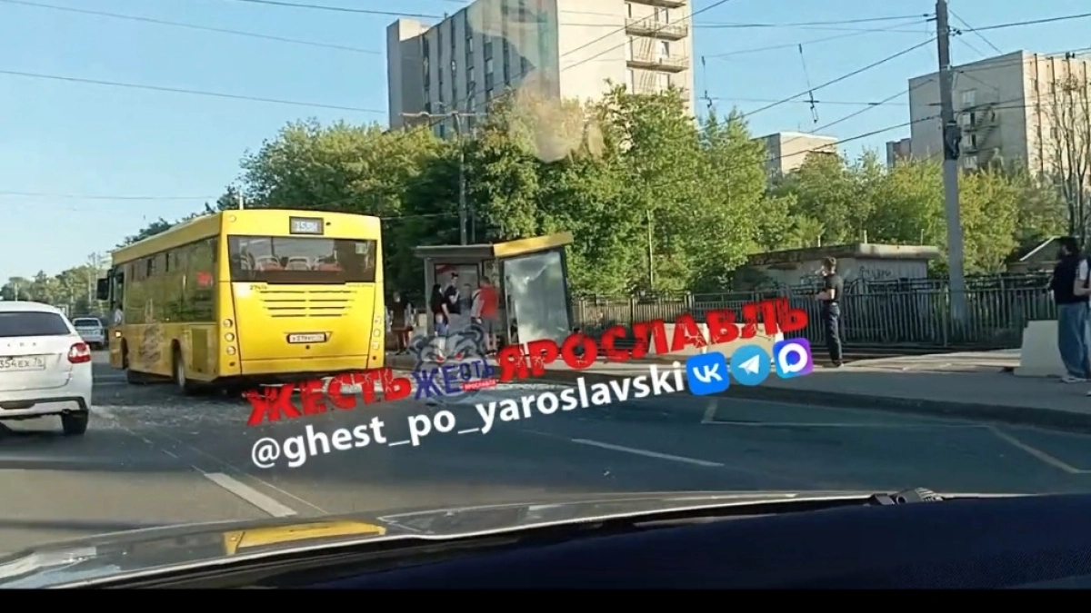 На проспекте Октября автобус и Toyota устроили ДТП: пострадал подросток у остановки
