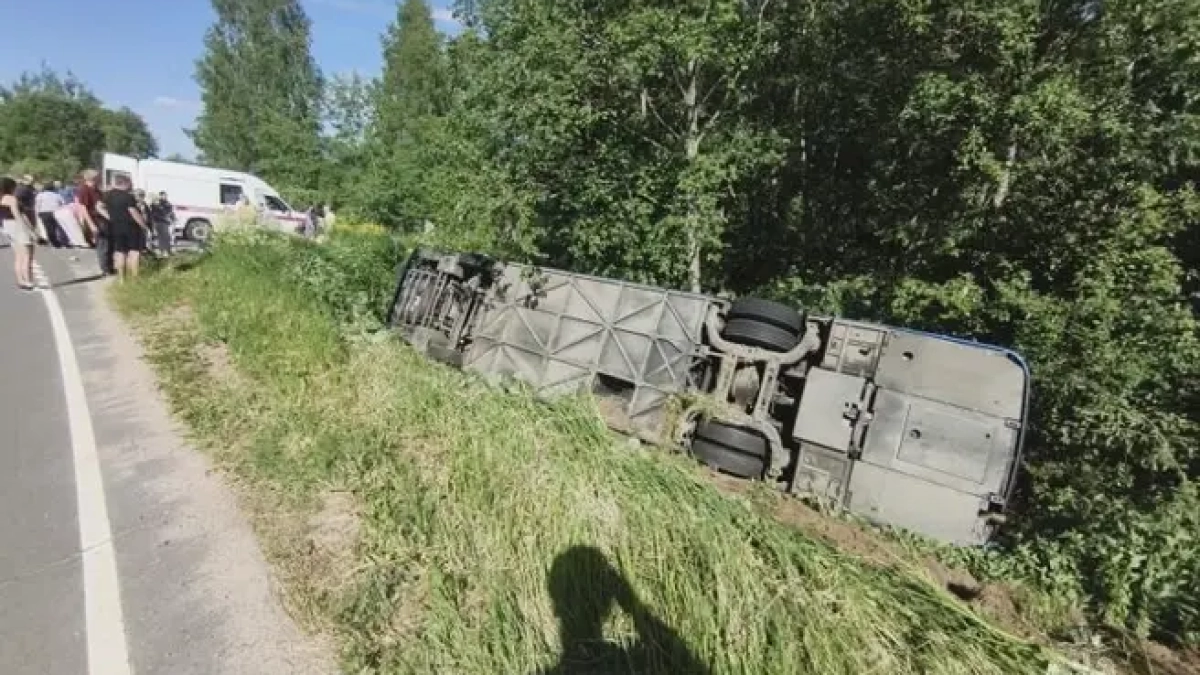 Экскурсионный автобус с 33 пассажирами перевернулся в Ярославской области
